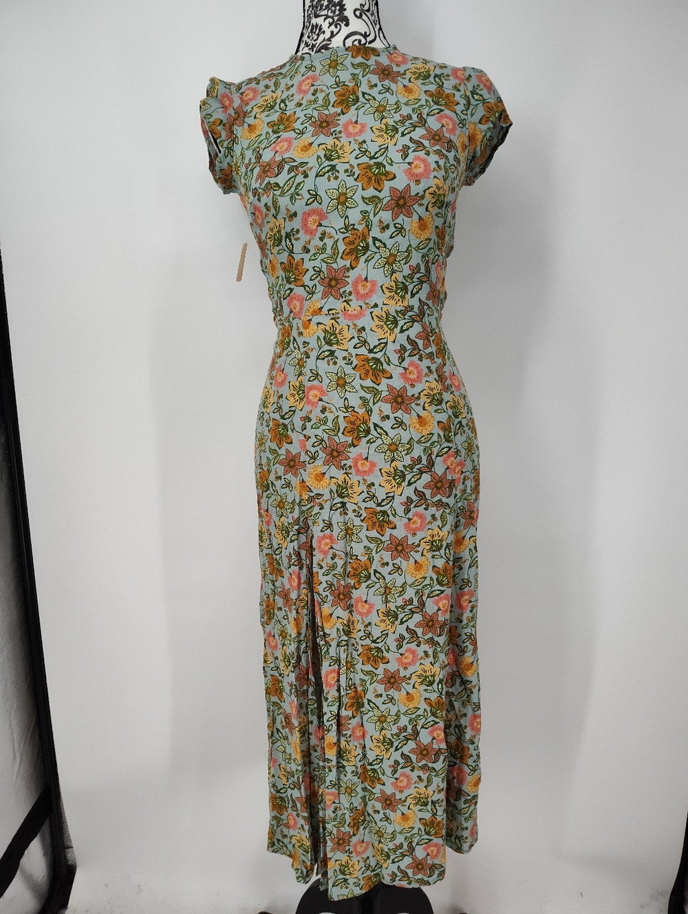 Olivaceous Light Sage Floral Open Back Maxi Dress Women's Medium